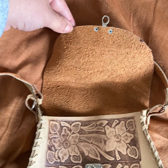 Leather tooled bohemian saddle bag - Picture 5 of 9